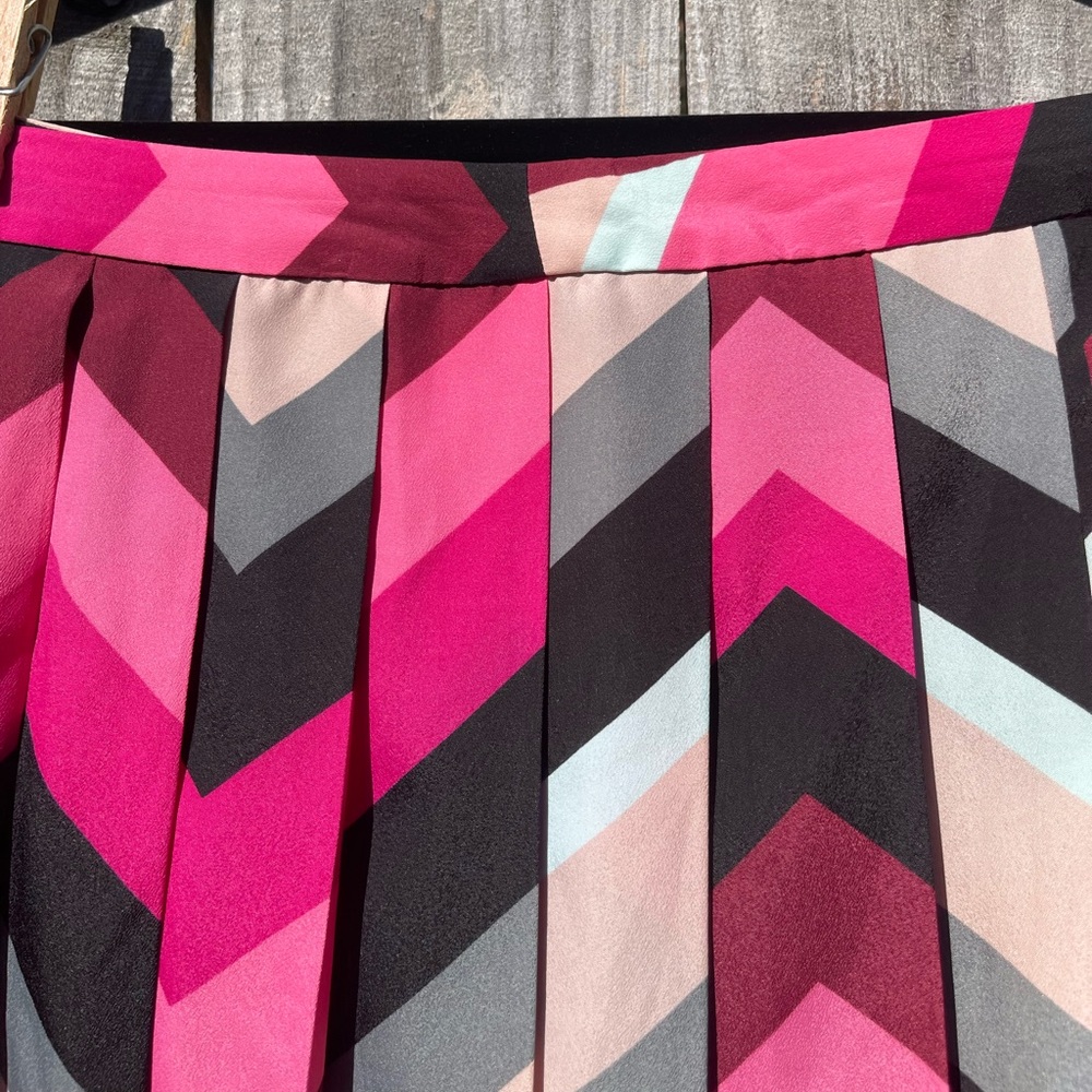 Vince Camino Chevron Patterned Pink and Black Skirt Size 8 - Picture 3 of 10